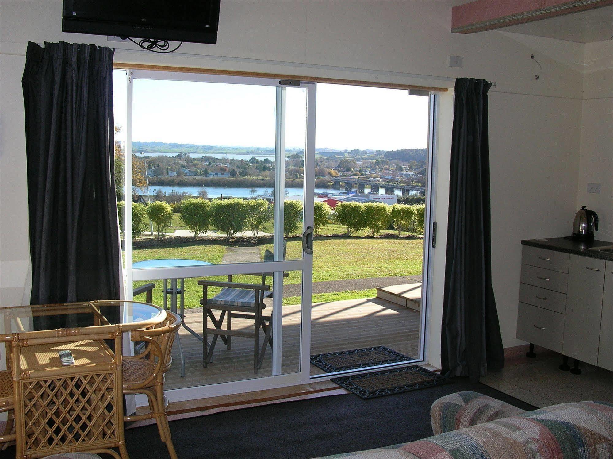 Manor Views Nz Hotel Хънтли Екстериор снимка